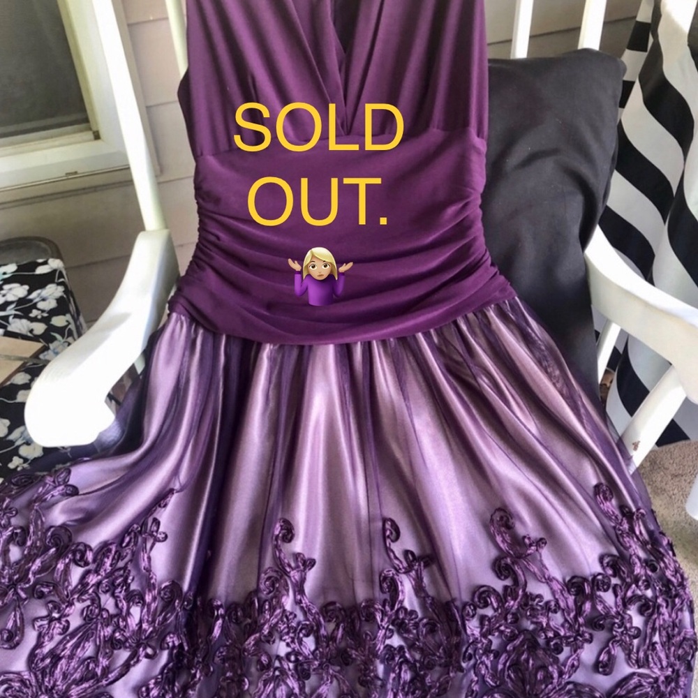 SLNY Deep Purple Dress, Sz. 10.
Beautiful, Comfortable & a very Flattering Dress